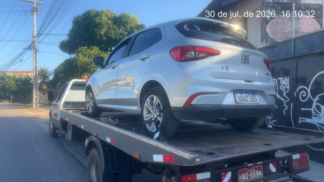 Carro de passeio transportado pela Btriz Guincho